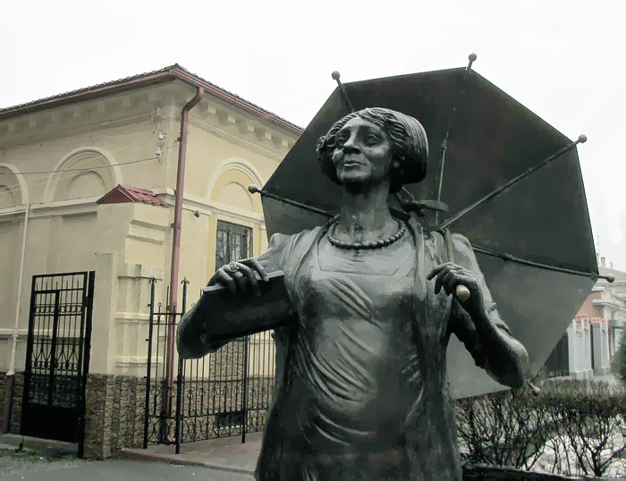 Памятник Фаине Раневской в Таганроге, скульптор Давид Бегалов, Фото Веры Волошиновой