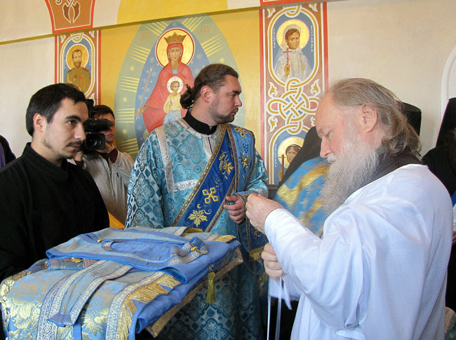 Пантелеймон готовится к освящению Старочеркасского музея казачьего зарубежья, фото Веры Волошиной