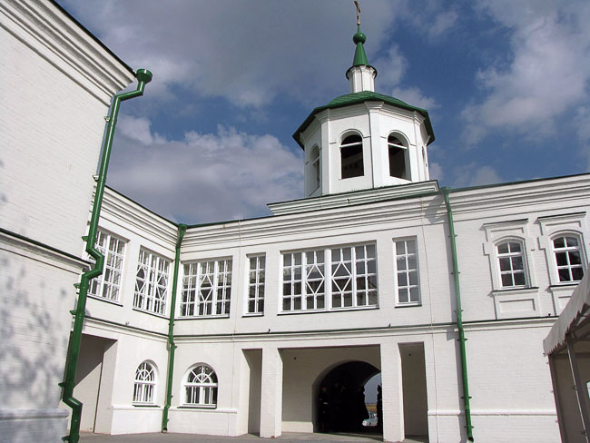 Старочеркасский музей казачьего зарубежья, здание с надвратной церковью, фото Веры Волошиной