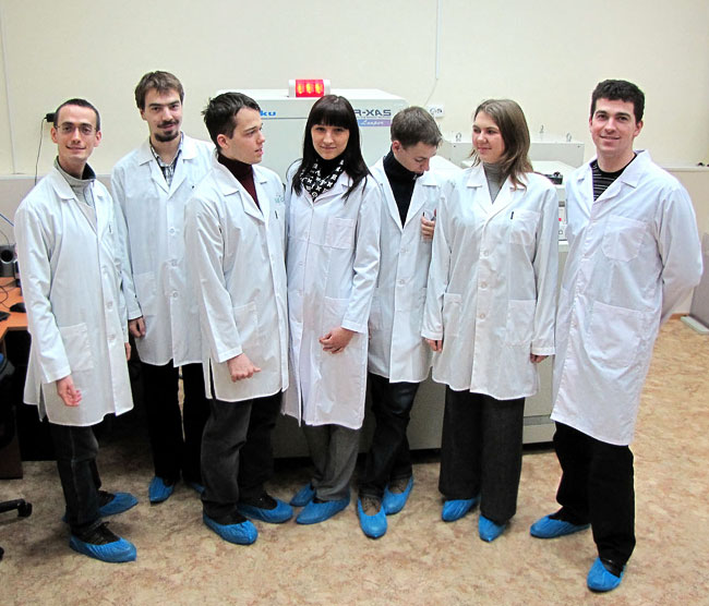 Студенты, работающие в лаборатории нанодизайна ЮФУ