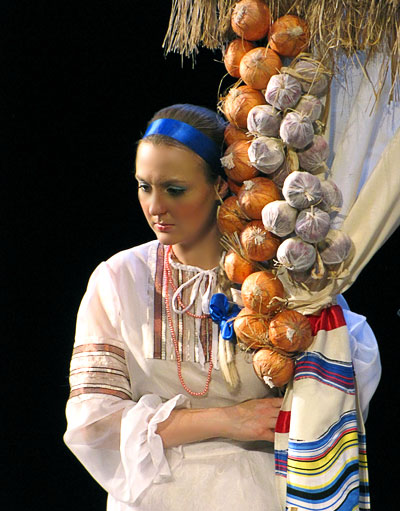 Мария Третьякова в спектакле За двумя зайцами Новошахтинского театра
