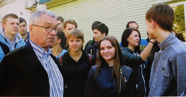 академик Геннадий Матишов со студентами на базе "Кагальник"