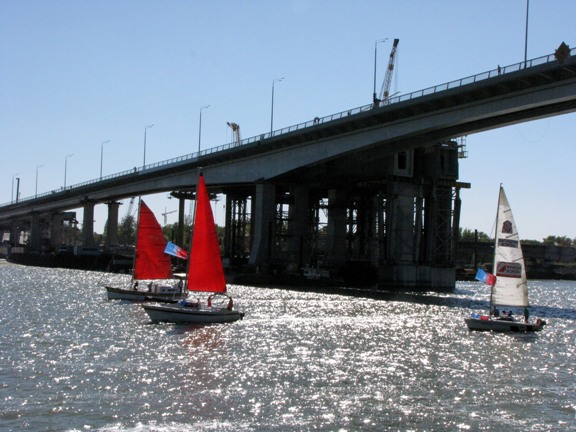 три яхты и мост на Дону