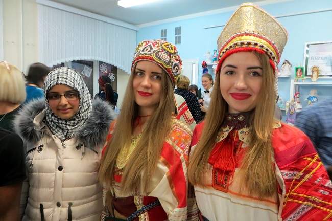 русские девушки и девушка в хиджабе
