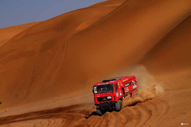 грузовик в пустыне