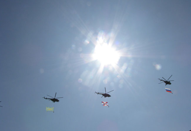 вертолеты-флаги-и-солнце