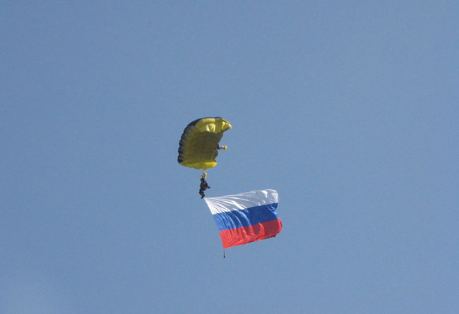 парашютист-с-флагом-России