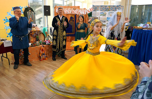 танцует-узбекская-свадьба