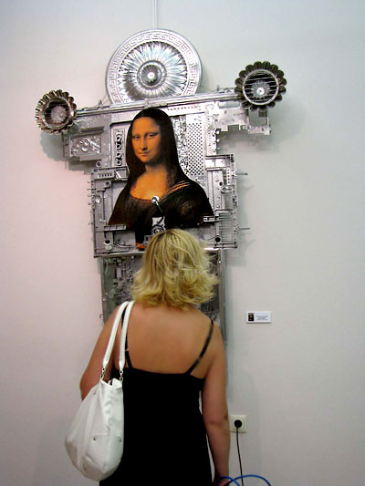 На выставке 'Ремейк' в ростовской галерее «М», 2009 год, фото Веры Волошиновой
