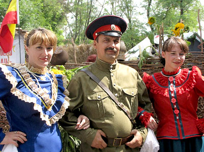Казаки на празднике национальных культур в Дубовском районе Ростовской области, 2009 г., фото Веры Волошиновой