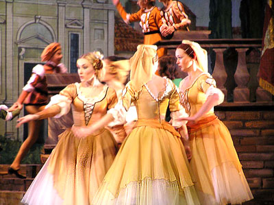 Сцена из балета Ростовского музыкального театра "Ромео и Джульетта", фото Веры Волошиновой
