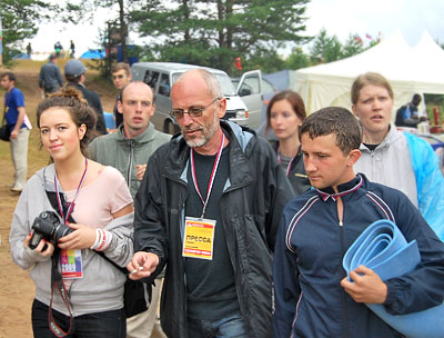 Александр Гордон с юными участниками всероссийского форума "Селигер-2009" 