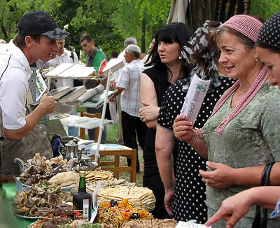 Чеченский стол на празднике национальных культур в Дубовском районе Ростовской области, 2009 г., фото Веры Волошиновой