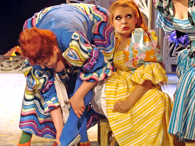Александра Сопова (Жавотта) в спектакле Новошахтинского театра "Золушка", фото Ксении Торской