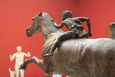 Бронзовая статуя скачущего мальчика, Афинский национальных археологический музей