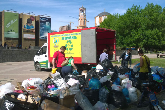 Сбор мусора у ДГПБ в Ростове-на-Дону